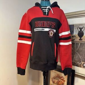 G-SW Connecticut Chiefs Men’s Red Retro Pullover Hooded Sweatshirt Size Small